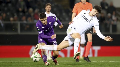 Manu Silva en la disputa de un balón en un duelo contra la Fiorentina.