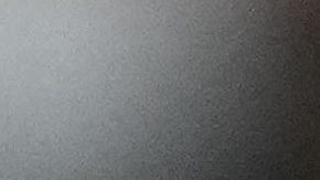 Gayle Benson recorre escoltada el campo de los Saints antes del juego contra Las Vegas Raiders.