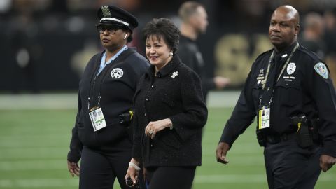 Gayle Benson recorre escoltada el campo de los Saints antes del juego contra Las Vegas Raiders.