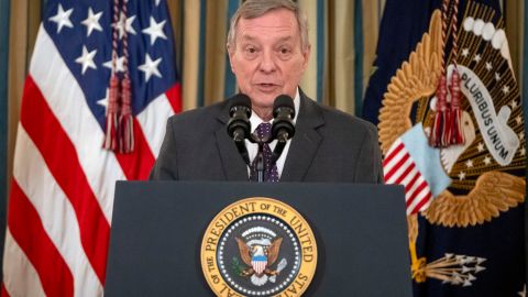 El demócrata Dick Durbin sugiere proteger a Dreamers y gente con TPS bajo Ley Laken Riley.