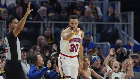 Golden State Warriors guard Stephen Curry reacts after making a 3-point basket during the first half of an NBA basketball game against the Philadelphia 76ers, Thursday, Jan. 2, 2025, in San Francisco. (AP Photo/Godofredo A. Vásquez)