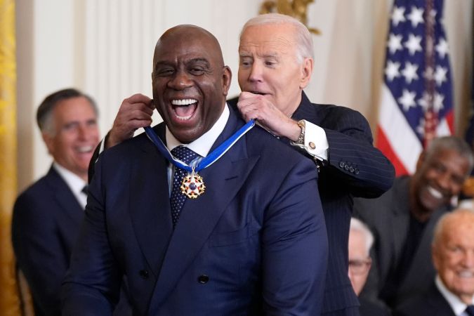 El empresario y legendario basquetbolista Earvin "Magic" Johnson recibió la Medalla Presidencial de la Libertad de parte del presidente Joe Biden durante la ceremonia del 4 de enero de 2025.