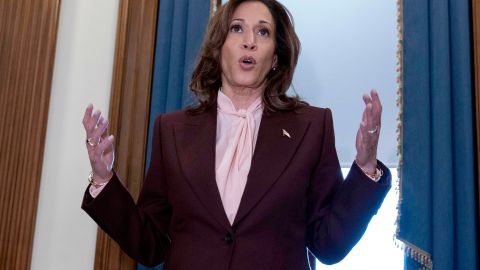 La vicepresidenta Harris anuncia nueva regla para aliviar reportes de deuda médica.