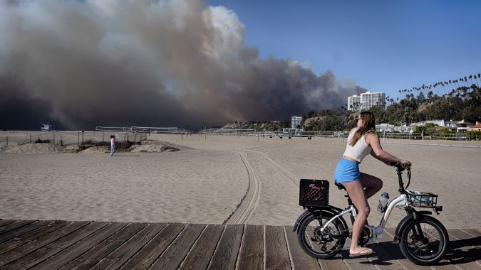 Una vista del incendio en Pacific Palisades desde la playa de Santa Mónica, California. Potentes vientos causan estragos este martes en amplias zonas del sur del estado.