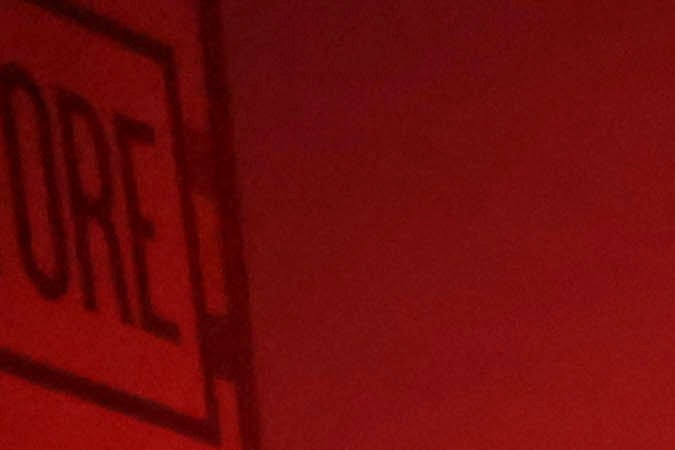 Cerca de 100 residentes de un hogar para adultos mayores fueron evacuados en Pasadena, en una de las imágenes más dramáticas de un día complicado en el área de Los Ángeles.