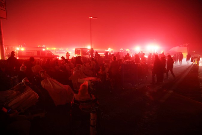 Cerca de 100 residentes de un hogar para adultos mayores fueron evacuados en Pasadena, en una de las imágenes más dramáticas de un día complicado en el área de Los Ángeles.