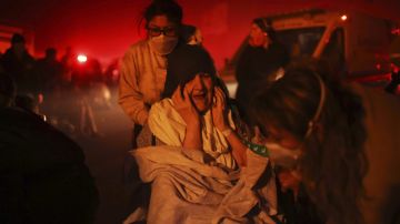 Una mujer que estaba en un hogar de adultos mayores en Pasadena es evacuada, al igual que arriba de otros 90 ancianos, ante la cercanía del Incendio Eaton.