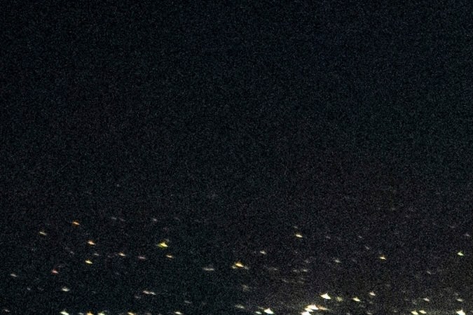 Un helicóptero arroja agua sobre el incendio de Sunset en la zona de Hollywood Hills de Los Ángeles.