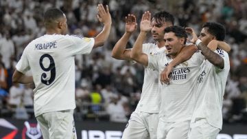 Jugadores del Real Madrid celebran el segundo tanto al Mallorca.