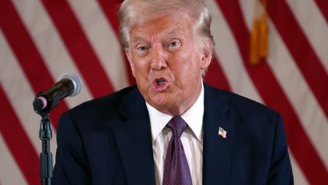 Donald Trump enfrenta primera derrota en intento de quitar ciudadanía a hijos de indocumentados.