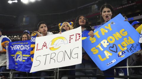 Aficionados de los Rams expresaron solidaridad con víctimas de los incendios durante el juego de playoffs contra Minnesota, el cual se tuvo que realizar en Arizona.