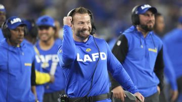 El entrenador Sean McVay, vistiendo una sudadera en honor a los bomberos de Los Ángeles, celebra un touchdown durante el triunfo de los Rams contra Minnesota en los playoffs de la NFL.