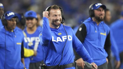 El entrenador Sean McVay, vistiendo una sudadera en honor a los bomberos de Los Ángeles, celebra un touchdown durante el triunfo de los Rams contra Minnesota en los playoffs de la NFL.