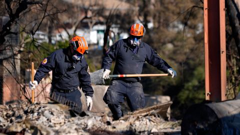 Buscan educar a los afectados por los incendios para no caer en estafas.