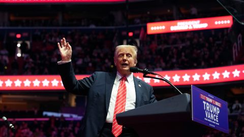 El presidente Trump busca bloquear la ciudadanía por nacimiento a hijos de ciertos inmigrantes.