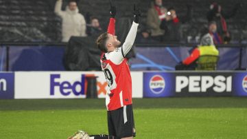 Santiago Giménez celebra su segundo gol contra el Bayern Múnich.