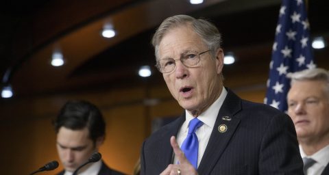 El republicano Brian Babin, de Texas, patrocina ley para impedir ciudadanía a hijos de indocumentados.