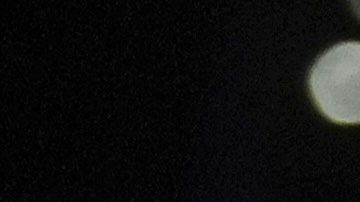 LeBron James realiza un tiro ante la defensa de Kristaps Porzingis y Derrick White durante el triunfo de los Lakers sobre Boston en Los Ángeles.