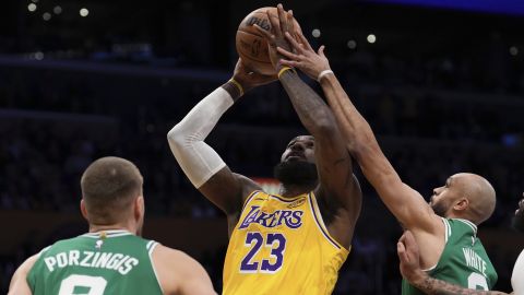 LeBron James realiza un tiro ante la defensa de Kristaps Porzingis y Derrick White durante el triunfo de los Lakers sobre Boston en Los Ángeles.