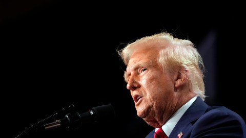 El presidente Trump buscó congelar los fondos a diversos programas.