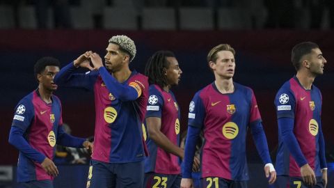 Barcelona's Ronald Araujo, left, celebrates after scoring his side's second goal during a Champions League opening phase soccer between Barcelona and Atalanta match at the Lluis Companys Olympic stadium in Barcelona, Spain, Wednesday, Jan. 29, 2025. (AP Photo/Emilio Morenatti)