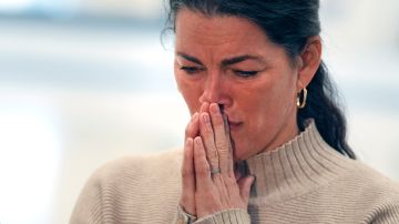 La exestrella del patinaje artístico Nancy Kerrigan intenta controlar sus emociones al hablar con reporteros en el Skating Club of Boston, lugar al que pertenecían varias de las víctimas del choque de avión en Washington, DC.