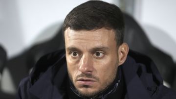 Porto's head coach Martin Anselmi takes place on the bench prior the Europa League opening phase soccer match between Maccabi Tel Aviv and Porto, at the Partizan stadium, in Belgrade, Serbia, Thursday, Jan. 30, 2025. (AP Photo/Darko Vojinovic)