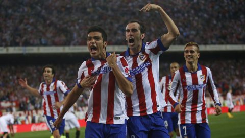 Raúl Jiménez con la camiseta del Atlético.