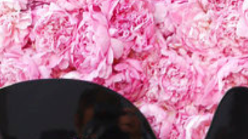 El rapero A$AP Rocky posó para los fotógrafos al llegar a la presentación de la colección de moda masculina Primavera-Verano 2019 de Dior, en París, el sábado 23 de junio de 2018.