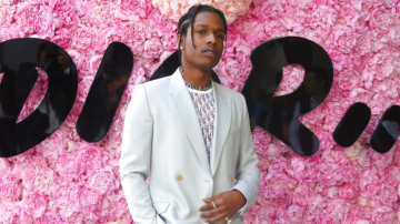 El rapero A$AP Rocky posó para los fotógrafos al llegar a la presentación de la colección de moda masculina Primavera-Verano 2019 de Dior, en París, el sábado 23 de junio de 2018.