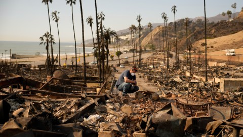 Kevin Marshall sifts through his mother's fire-ravaged property in the the Palisades Fire in the Pacific Palisades neighborhood of Los Angeles, Saturday, Jan. 11, 2025. (AP Photo/John Locher)