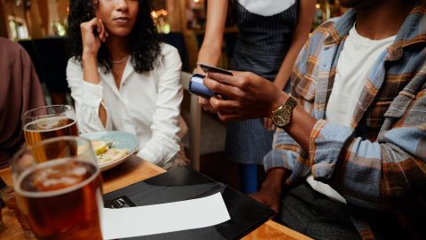 5 trucos para ahorrar dinero en tus salidas a cenar