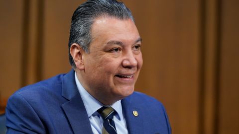 El senador Alex Padilla pide a los republicanos del Congreso que no condicionen a su agenda la ayuda por incendios en California,