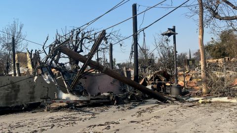 Una clínica de salud de AltaMed en Pasadena quedó destruida por el fuego. (Fotos Altamed)