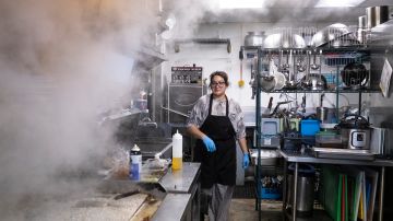 Ana Delacerda limpia la cocina de Amara Kitchen en Highland Park.