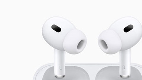 Tanto los Apple AirPods Pro 2 como los Google Pixel Buds Pro 2 vienen en un estuche que permite cargarlos de forma inalámbrica.