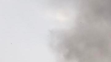 Malibu (United States), 08/01/2025.- Los Angeles County firefighters take up positions to battle the Palisades wildfire in Malibu, California, USA, 08 January 2025. According to data from California Department of Forestry and Fire Protection, CAL FIRE, the Palisades fire has burned through thousands of acres and forced tens of thousands of evacuations in the Los Angeles area. (incendio forestal) EFE/EPA/ALLISON DINNER