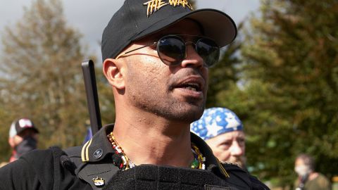 El exlíder de los Proud Boys, Enrique Tarrio, solicita indulto a Donald Trump