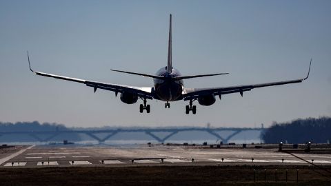 Avión en aeropuerto Ronald Reagan