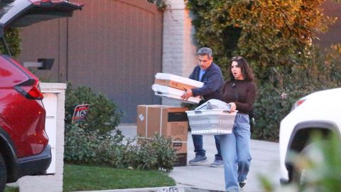 El personal del actor fueron observados cargando donativos para ayudar