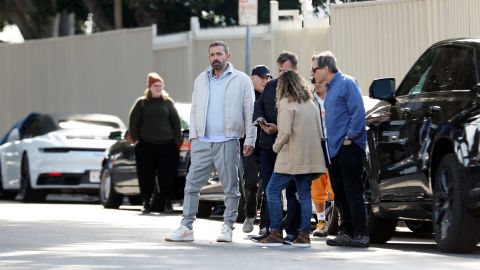 Ben Affleck se une como voluntario en un campamento para personas sin hogar (FOTOS)