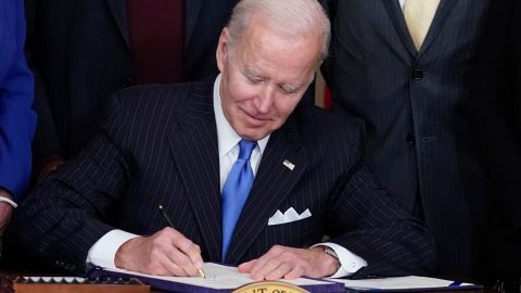 Biden firma ley del Seguro Social