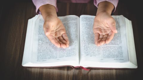 Billete ganador de lotería en biblia