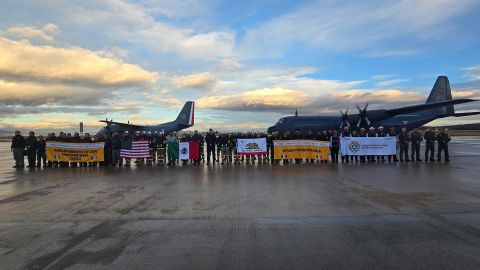 MEX9344. ZUMPANGO (MÉXICO), 11/01/2025.- Fotografía cedida por la Presidencia de México, de un equipo de ayuda para combatir en California, Estados Unidos, los incendios forestales este sábado, desde el Aeropuerto Internacional Felipe Angeles, en el municipio de Zumpango (México). El Gobierno mexicano, encabezado por la presidenta Claudia Sheinbaum, informó que este sábado viajó un grupo especial de ayuda humanitaria a California, Estados Unidos, para apoyar en el combate contra incendios forestales que afectan la región sur del estado. EFE/ Presidencia de México /SOLO USO EDITORIAL/SOLO DISPONIBLE PARA ILUSTRAR LA NOTICIA QUE ACOMPAÑA (CRÉDITO OBLIGATORIO)