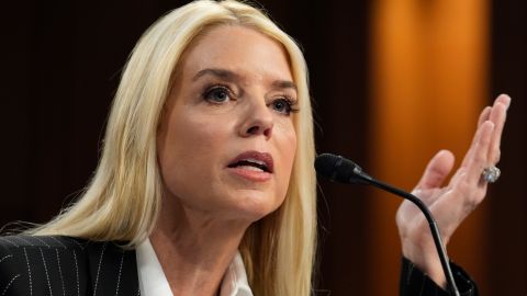 Pam Bondi, nominada por Trump para fiscal general, durante el primer día de su audiencia de confirmación.