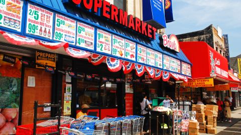 Llegó con 17 años a Estados Unidos y ahora es el dueño de 84 tiendas: quién es el dueño de Bravo Supermarkets