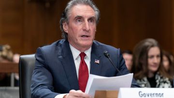 El exgobernador Doug Burgum fue confirmado por el Senado para el cargo de secretario del Interior.