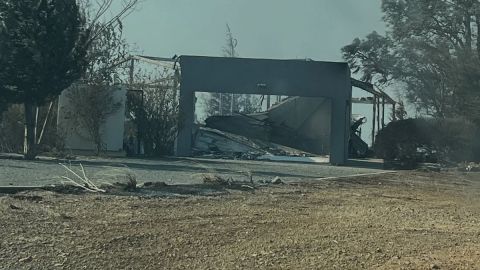 Casa afectada por incendio en California