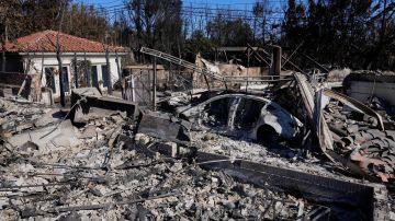 Homes destroyed by the Palisades Fire are seen in the Pacific Palisades neighborhood of Los Angeles, Thursday, Jan. 16, 2025. (AP Photo/Damian Dovarganes)