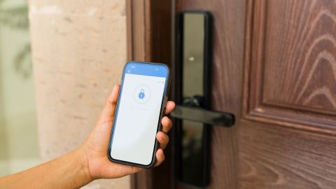 La cerradura inteligente Sense Pro permite desbloquear puertas con un código numérico o con tan solo acercar el teléfono al dispositivo